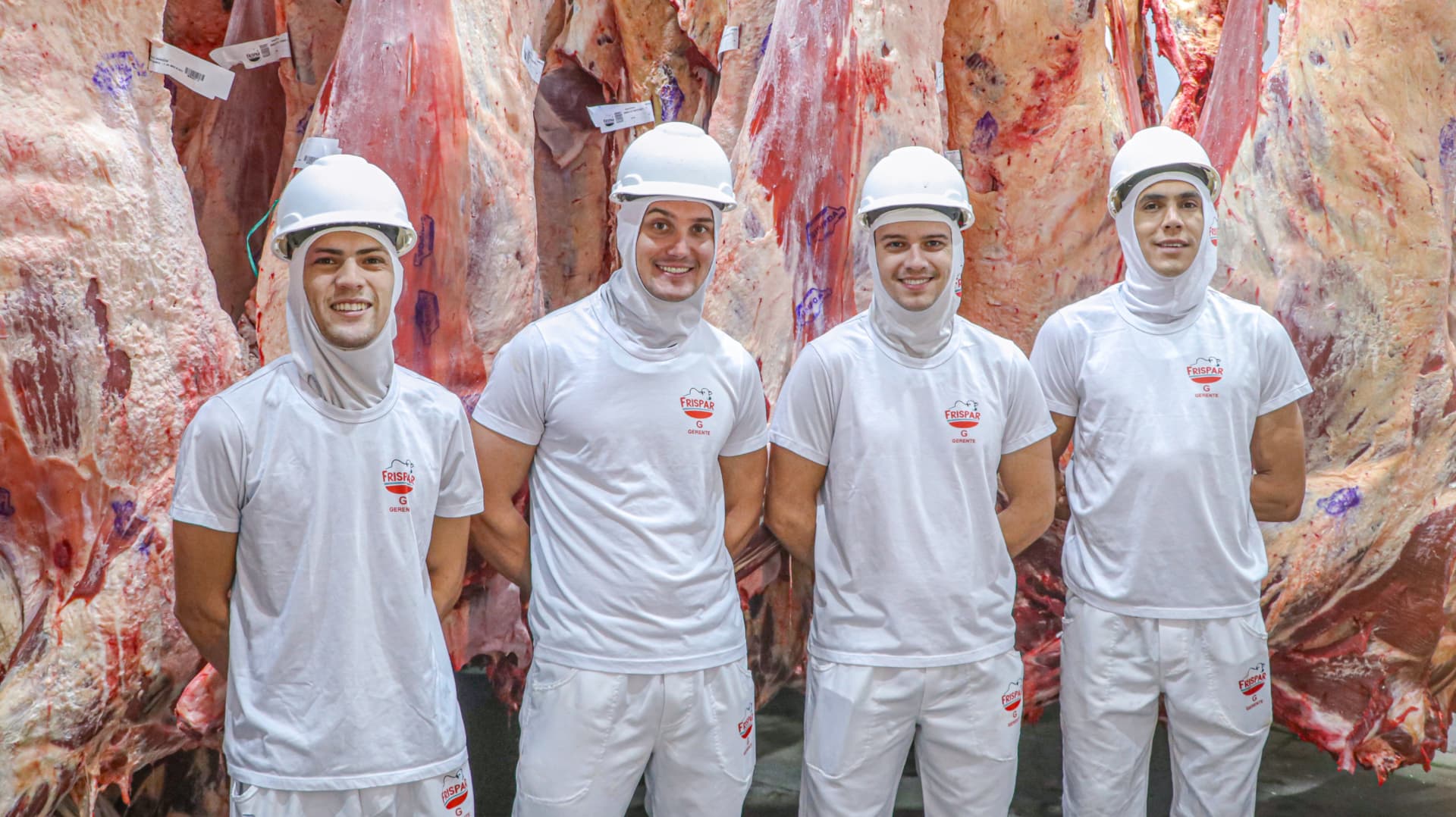 Colaboradores da Frispar na câmara fria