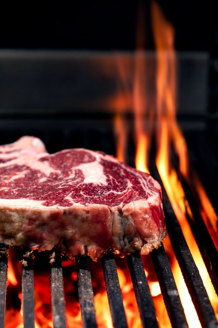 Bife ancho grelhando na brasa