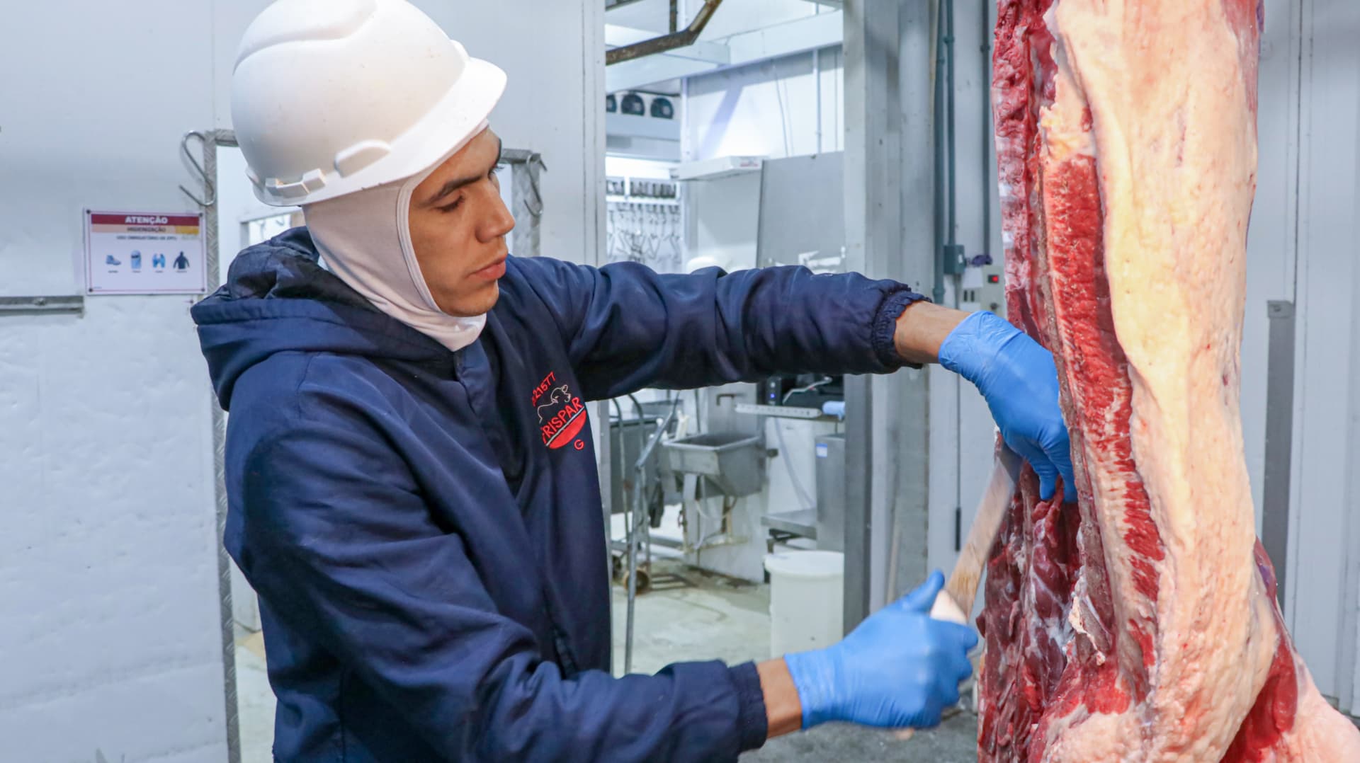 Equipe da Frispar na linha de produção